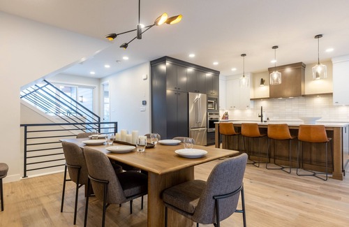 East Kootenay Casa | Ski In/Out. Luxury. Private Hot Tub. EV Charger.
