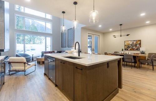 East Kootenay Casa | Ski In/Out. Luxury. Private Hot Tub. EV Charger.