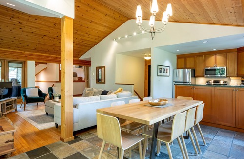 Upper Village Casa | Cedar Hollow Unit # 4 - ¡ESCR��BETE / SALIDA A PIE o camine hasta el pueblo! - Jacuzzi privado, aparcamiento gratuito.