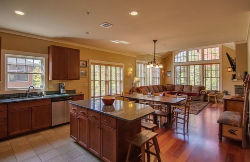 Lincoln Condominio | Ski in-out with new Timbertown Quad access or use our private ski shuttle!