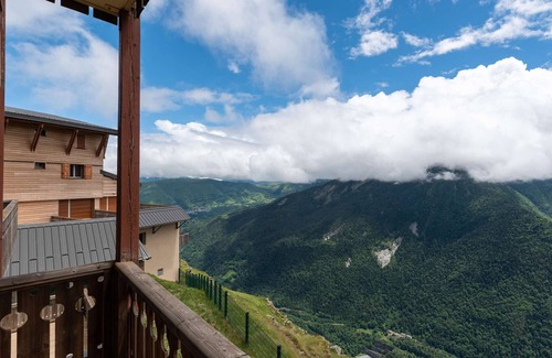 Pla d'Adet Apartamento | Ski-In/Ski-Out Apt for 7 with Heated Pool