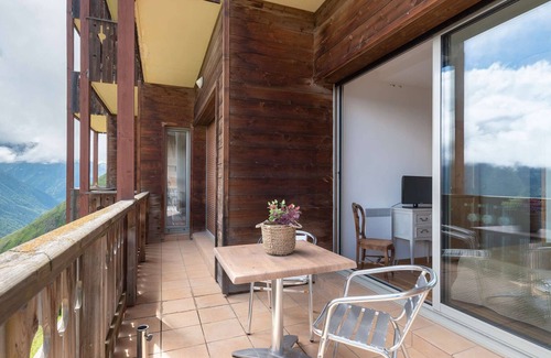 Pla d'Adet Apartamento | Ski-In/Ski-Out Apt for 7 with Heated Pool