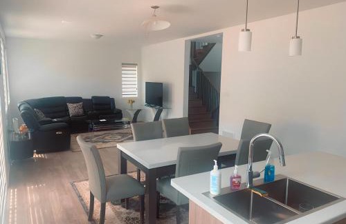 The Blue Mountains Apartamento | Ski-In/Ski-Out 4BR Home with Lakeside Views: Mountain Luxury Redefined