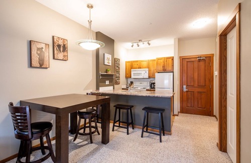 Sun Peaks Condominio | Ski in, Ski out Fireside Retreat