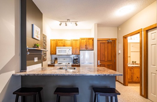 Sun Peaks Condominio | Ski in, Ski out Fireside Retreat