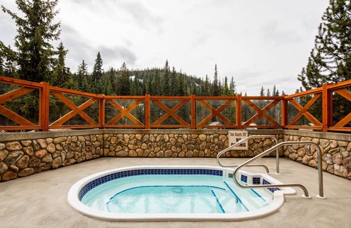 Sun Peaks Condominio | Ski in, Ski out Fireside Retreat