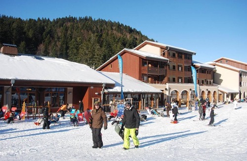La Bresse Apartamento | Ski-in/ski-out & foot of the slopes, swimming pool, balcony, parking, tv, 31m², La Bresse