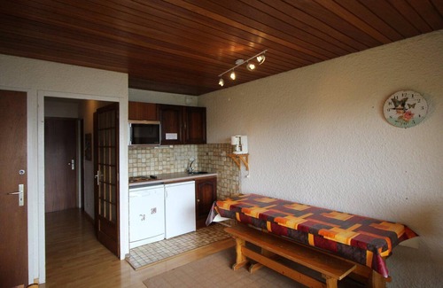Auris Apartamento | Ski-in/ski-out & foot of the slopes, 2nd floor, view mountain, balcony, tv, ski locker, 55m²