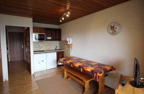 Auris Apartamento | Ski-in/ski-out & foot of the slopes, 2nd floor, view mountain, balcony, tv, ski locker, 55m²