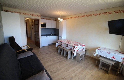 Auris Apartamento | Al pie de los comercios, 3.o piso, vista montaña, balcón, tv, local para esquís, 55m²