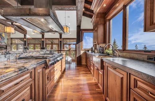 Park City Casa | Ski-In Ski-Out Luxe Chalet in The Colony, Hot Tub, Designer Interiors, Stunning Mountain Views