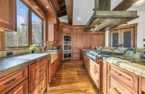 Park City Casa | Ski-In Ski-Out Luxe Chalet in The Colony, Hot Tub, Designer Interiors, Stunning Mountain Views
