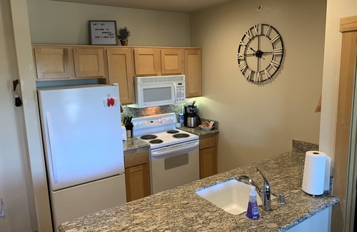Mammoth Lakes Condominio | Estreno en el piso superior Juniper Springs Lodge 2BR / 2BA Ski In / Out y vistas a la montaña