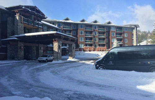 Mammoth Lakes Condominio | Estreno en el piso superior Juniper Springs Lodge 2BR / 2BA Ski In / Out y vistas a la montaña