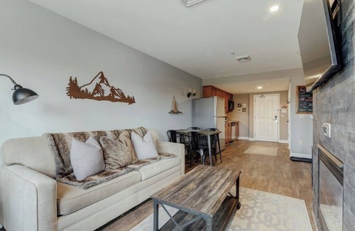 Vernon Condominio | Ski-In/Ski-Out, Waterpark & Biking fun- Just Steps Away!