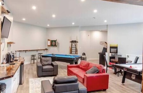East Kootenay Casa | Ski in Ski Out with Huge Game Room and Hot Tub