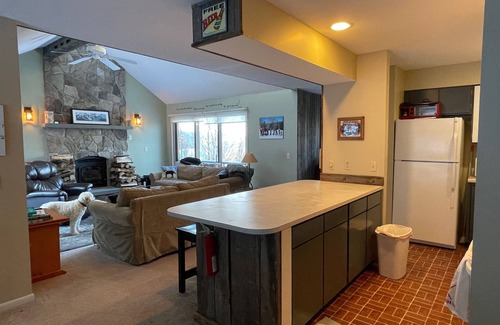 Carrabassett Valley Condominio | ski in/ski out cozy condo with great views & privacy - one minute walk to trails