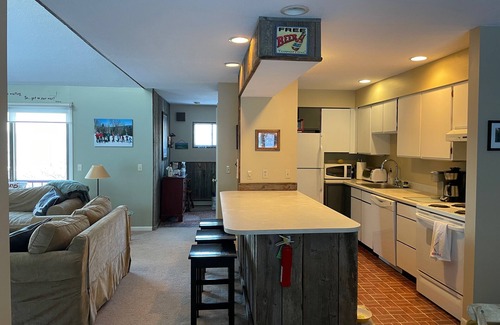 Carrabassett Valley Condominio | ski in/ski out cozy condo with great views & privacy - one minute walk to trails
