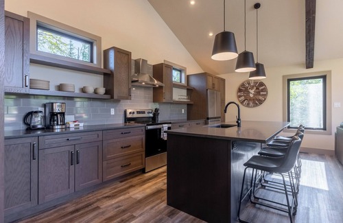 East Kootenay Casa | Ski In to your Private Hot Tub. Foosball