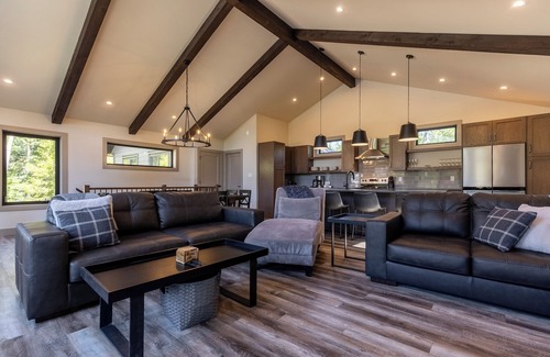 East Kootenay Casa | Ski In to your Private Hot Tub. Foosball