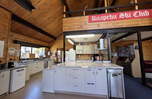 Ohakune Cabina | Ski-Inspired Summer Retreat. Spacious Lodge in Ohakune