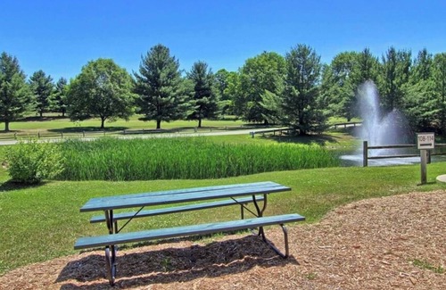 Bellaire Condominio | Ski Lodge w Pool/HotTub/Golf & Beach Club Access!