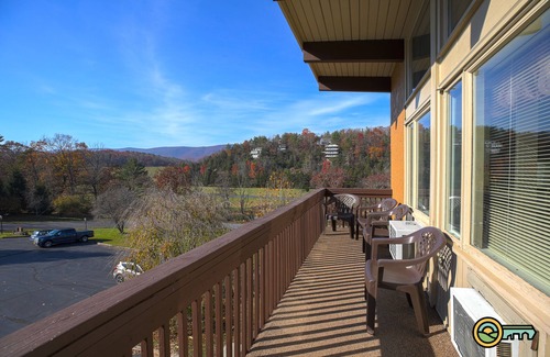 Mount Jackson Condominio | Ski/MTB/Golf Condo (#132) - Slope side | Mountain, golf course views | Vaulted ceilings!