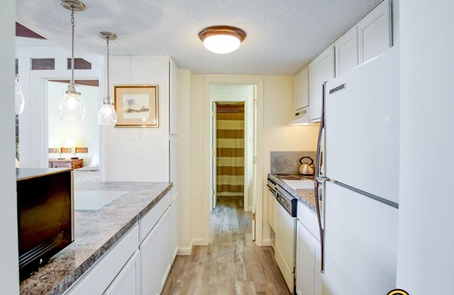 Mount Jackson Condominio | Ski/MTB/Golf Condo (#134) - Slope side | Mountain, Golf Course views | Vaulted ceilings!