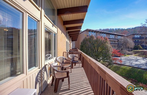 Mount Jackson Condominio | Ski/MTB/Golf Condo (#134) - Slope side | Mountain, Golf Course views | Vaulted ceilings!