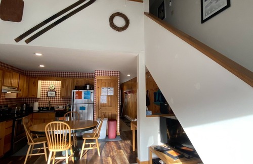 Carrabassett Valley Condominio | Entrada / salida de esquí o bicicleta, 2 camas, 2 baños (para 7-8) en Snowbrook Village
