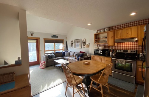 Carrabassett Valley Condominio | Entrada / salida de esquí o bicicleta, 2 camas, 2 baños (para 7-8) en Snowbrook Village