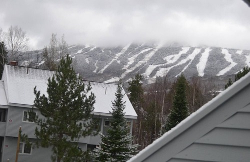 Carrabassett Valley Condominio | Entrada / salida de esquí o bicicleta, 2 camas, 2 baños (para 7-8) en Snowbrook Village
