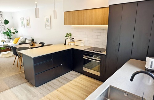 Christchurch City Centre Casa | Ski Shuttle Access! 2BR CBD Townhouse by Bus Interchange + Free Parking - JJHome