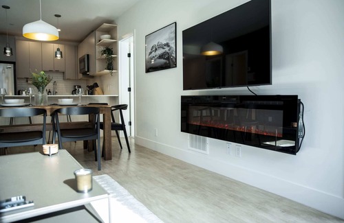 Revelstoke Condominio | Ski & Tee Retreat - Bright Three Bedroom + Hot Tub
