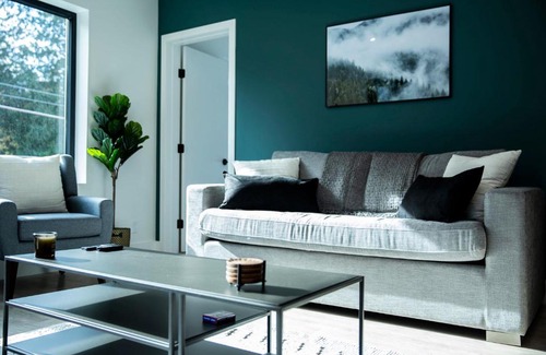 Revelstoke Casa | Ski & Tee Retreat Bright Three Bedroom and Hot Tub