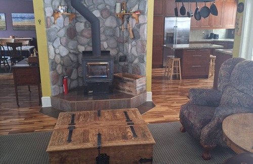 Calgary Casa | Ski the day Hot tub and Fireplace at night