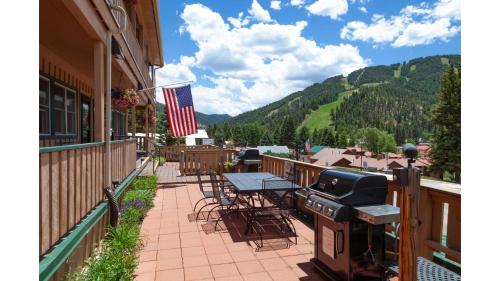 Red River Apartamento | Ski View 06 - Ski View 04 Columbine - On Main Street - WiFi - Cable - Fireplace - Trailer Parking In Back - Patio with Gas Gril