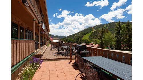 Red River Apartamento | Ski View 06 - Ski View 04 Columbine - On Main Street - WiFi - Cable - Fireplace - Trailer Parking In Back - Patio with Gas Gril