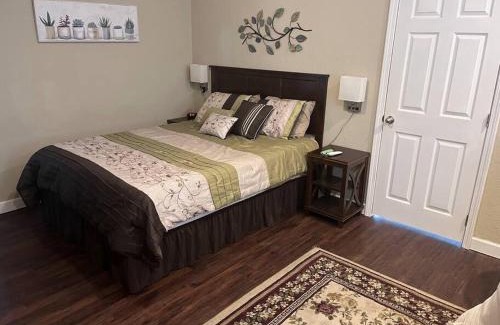 Jefferson City Casa | Skinny Big House in Jefferson City