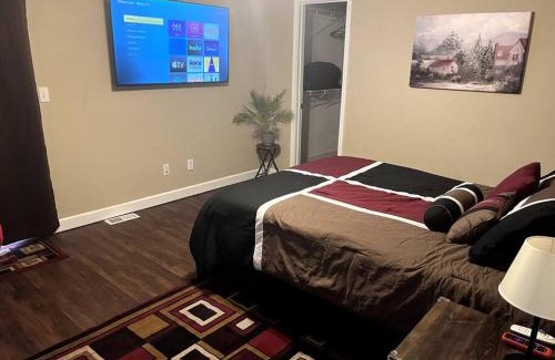 Jefferson City Casa | Skinny Big House in Jefferson City