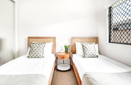 Trinity Beach Casa | Skippers Rest -Modern Comfort, and Beach Proximity