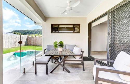 Trinity Beach Casa | Skippers Rest -Modern Comfort, and Beach Proximity