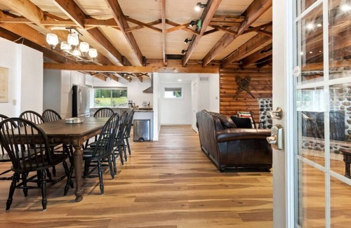 Meaford Cabina | Skipping Rock Log Cabin: Cozy Charm & Hot Tub Bliss