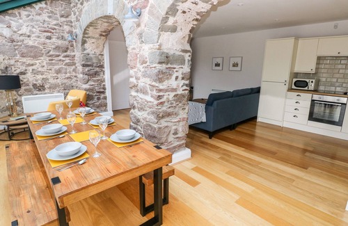 St Ishmaels Cabaña | SKOMER COTTAGE, pet friendly, with a garden in Milford Haven