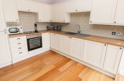 St Ishmaels Cabaña | SKOMER COTTAGE, pet friendly, with a garden in Milford Haven