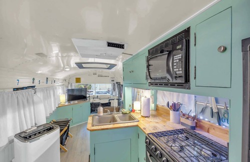 Greenville Casa | Skoolie on the River, Close to DT, Private Space