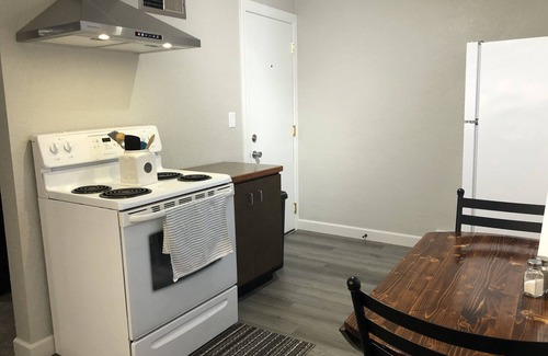Sioux Falls Apartamento | Skots Villa Upper East. Centrally located near Sanford Medical Center & Midco.