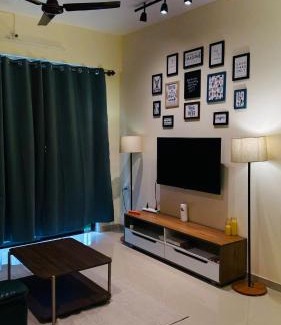 Thane West Apartamento | Sky Escape, Cloud-Level Living