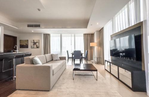 Dubai Sports City Apartamento | Sky-High 2-BDR Gem Sports City