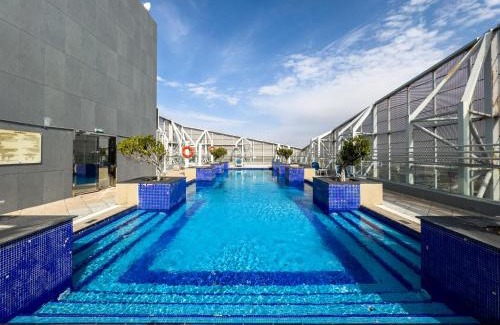 Dubai Sports City Apartamento | Sky-High 2-BDR Gem Sports City